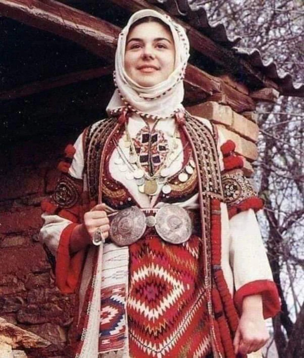 Araplar eşlerini "avrat" diye çağırır, manası apış arası demek
Türklerde hânım diye çağırırdı yani evimin sahibi..
İşte aradaki fark.
Rabia Arapça’da “dördüncü” demektir.
Öyle sanıldığı gibi mübarek ve anlamlı bir isim değildir.
Çünkü Arap kültüründe kız çocukları insandan