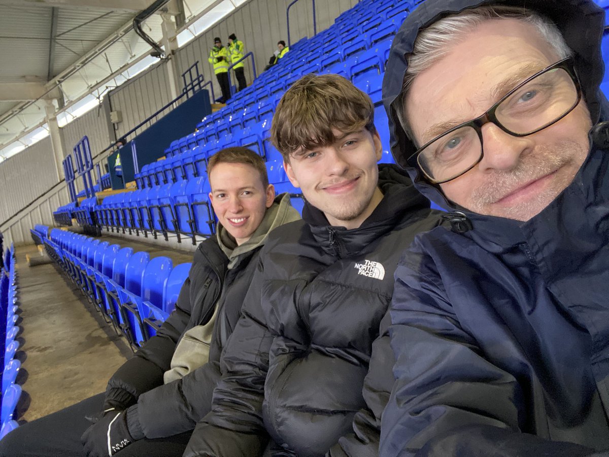 Earbud Boy tweet media