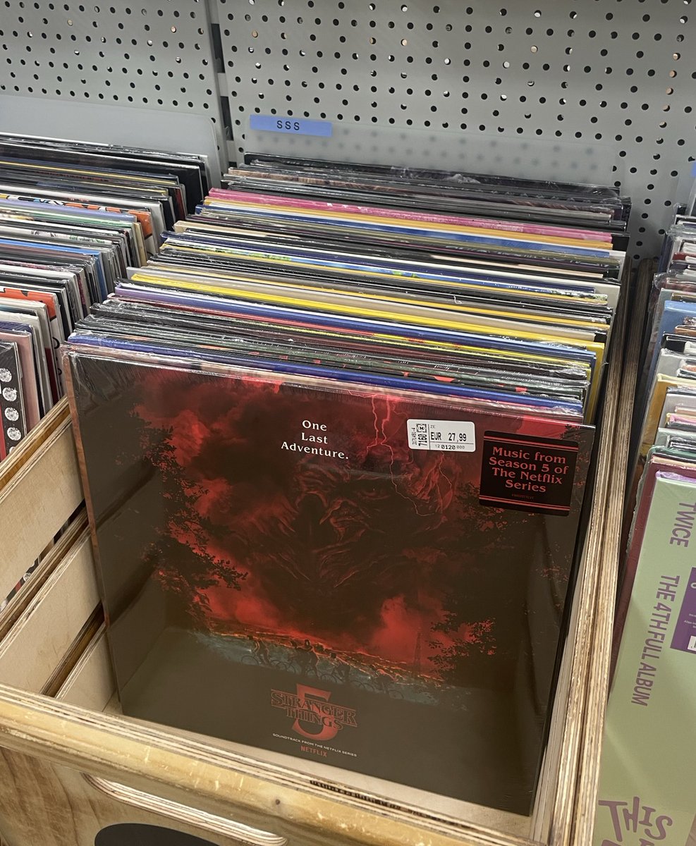 spiced_latte's tweet photo. Can I get a fucking break? 

#byler #strangerthings5finale #strangerthings #vinyl https://t.co/Vc1QyNrjhM