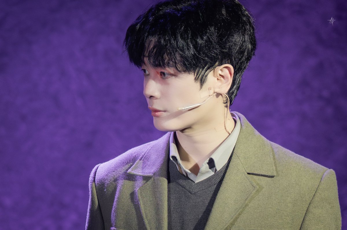 260207낮 초록 커튼콜

토마 | #박규원 

왜일까
오히려 내가 타인이 된 이 느낌