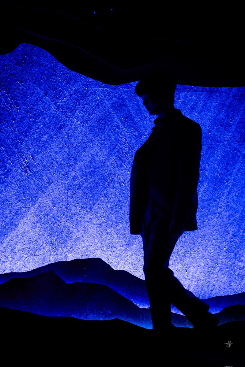 260207낮 초록 커튼콜

토마 | #박규원 

낙화가 저리도 아름다운데,
나는 아무것도 보이지 않는구나