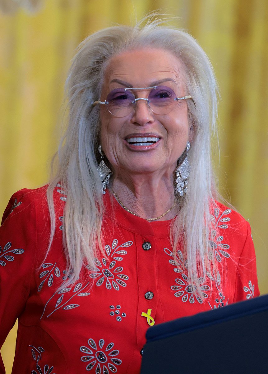 میریام آدلسون زنی ۸۰ ساله و اکنون لابی نشین سیاست است، نه «فرمانده عملیات».
چهارتا اسم جدید یاد بگیر ابله.