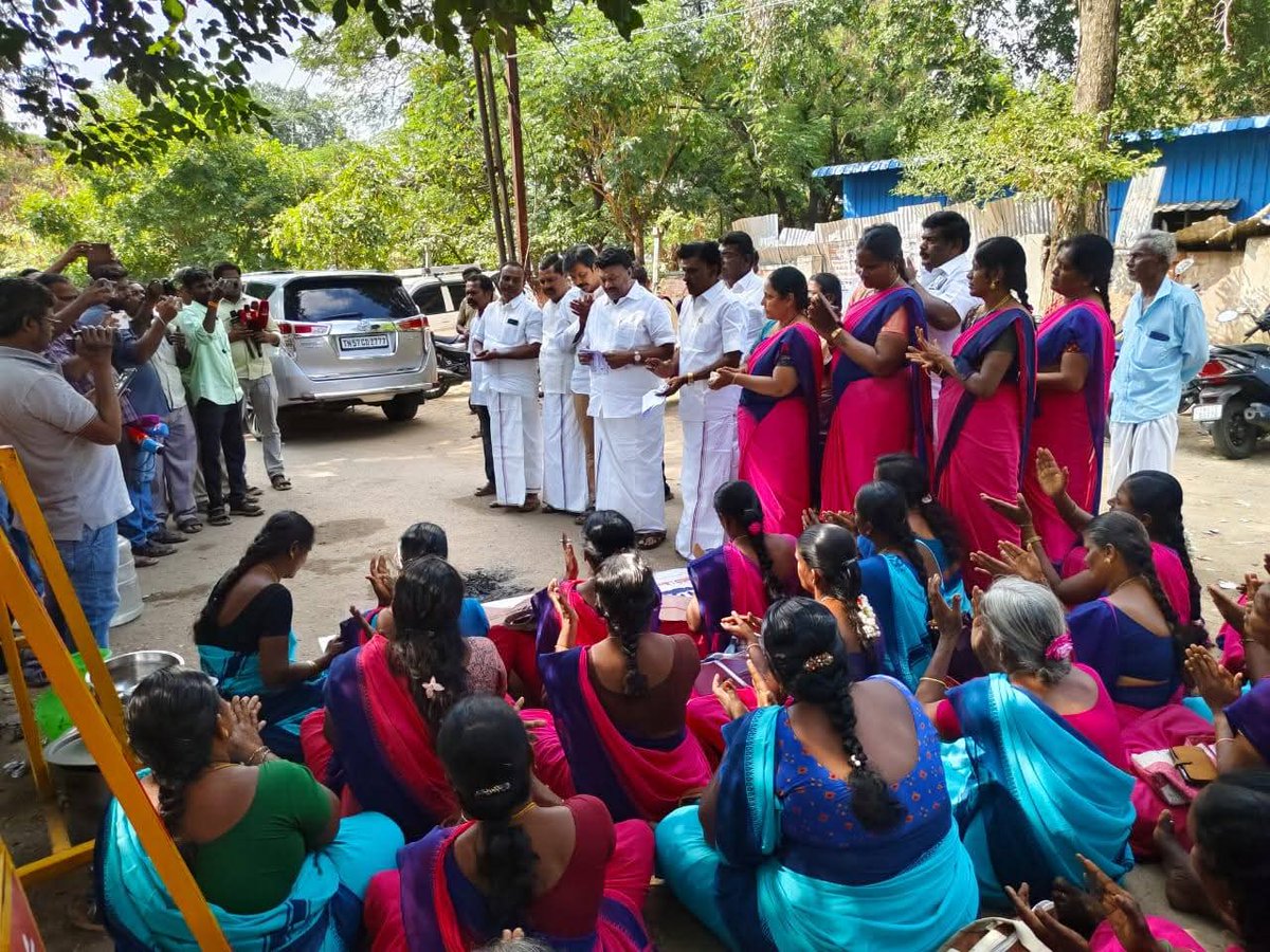 Seattaikarthik1's tweet photo. இன்று (07.02.2026) நமது திண்டுக்கல் ஒன்றிய அலுவலகம் முன்பு, தமிழ்நாடு அங்கன்வாடி மற்றும் சத்துணவு சங்கங்களின் கூட்டமைப்பு பல்வேறு கோரிக்கைகளை வலியுறுத்தி 5-வது நாளாக போராட்டத்தில் ஈடுபட்டனர்.

போராட்டத்தில் ஈடுபட்ட ஊழியர்களின் கோரிக்கையை 

கழகப் பொதுச் செயலாளர், 
புரட்சி தமிழர் 
#மாண்புமிகு_எடப்பாடியார் 
Edappadi K. Palaniswami  அவர்களின் கவனத்திற்கும் தொடர்ந்து கொண்டு சென்று, மேற்கொண்டு நடவடிக்கைகள் எடுப்பதாக உறுதியளித்தனர்

இந்நிகழ்வில் : 

#மாண்புமிகு_திண்டுக்கல்_சி_சீனிவாசன்MA_MBA_MLA 
கழக பொருளாளர் 
எந்நாளும் எங்கள் அமைச்சர் 
திண்டுக்கல் மேற்கு மாவட்ட கழக செயலாளர் 

#மதிப்புமிகு_V_மருதராஜ்B.A 
கழக அமைப்பு செயலாளர் 
மாநகர் முதல் மேயர் 

#Dr_VPB_பரமசிவம்MBBS 
கழக இளைஞர் இளமை எங்கள் பாசறை மாநில செயலாளர் 

மற்றும் கழக நிர்வாகிகள் கலந்து கொண்டனர்

@DrVpb
@ADMK4Us
@AIADMKITWINGOFL
@AIADMKOfficial @GowriSankarD_
#AIADMK  #DMKFailsTN