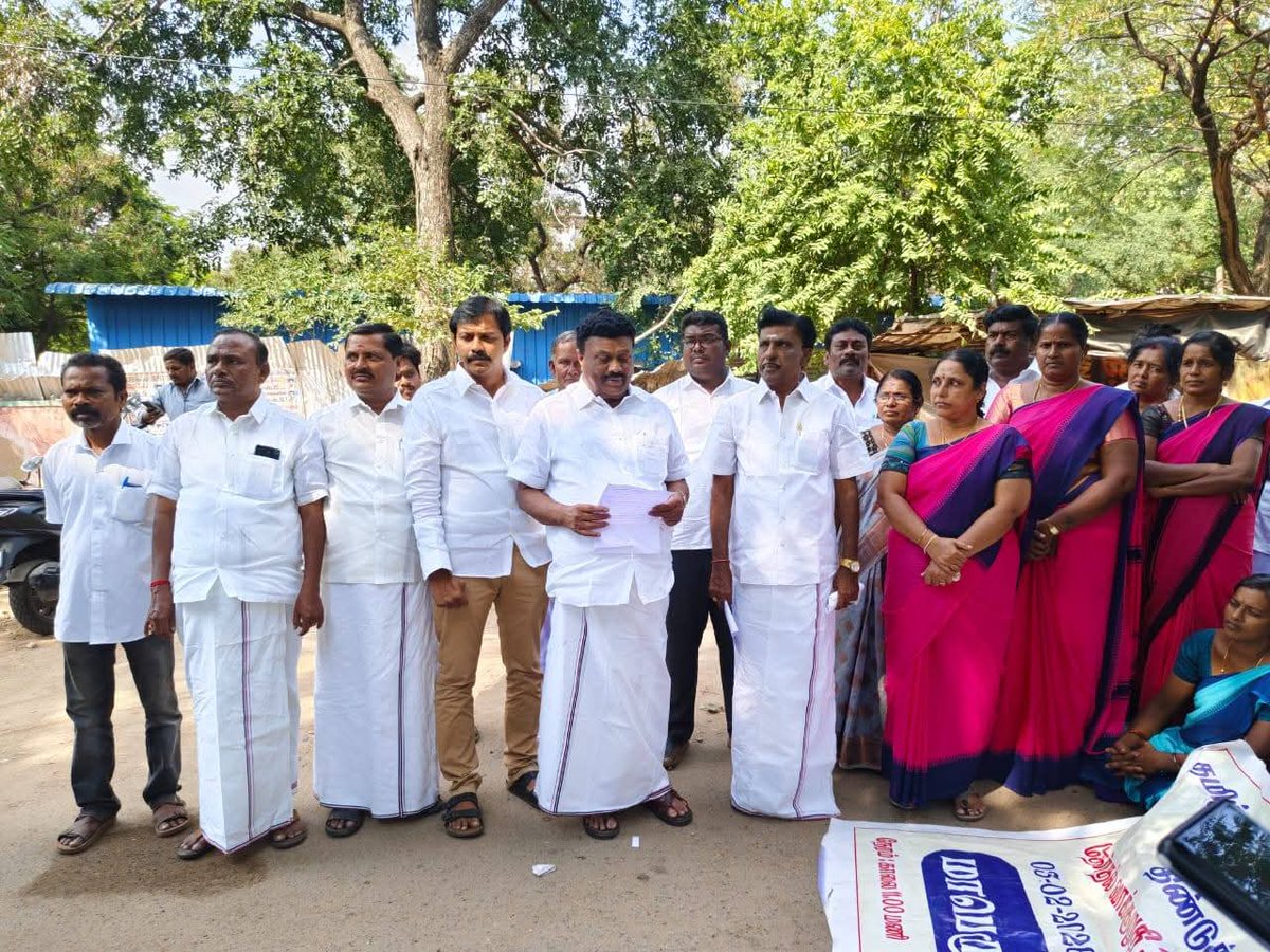 Seattaikarthik1's tweet photo. இன்று (07.02.2026) நமது திண்டுக்கல் ஒன்றிய அலுவலகம் முன்பு, தமிழ்நாடு அங்கன்வாடி மற்றும் சத்துணவு சங்கங்களின் கூட்டமைப்பு பல்வேறு கோரிக்கைகளை வலியுறுத்தி 5-வது நாளாக போராட்டத்தில் ஈடுபட்டனர்.

போராட்டத்தில் ஈடுபட்ட ஊழியர்களின் கோரிக்கையை 

கழகப் பொதுச் செயலாளர், 
புரட்சி தமிழர் 
#மாண்புமிகு_எடப்பாடியார் 
Edappadi K. Palaniswami  அவர்களின் கவனத்திற்கும் தொடர்ந்து கொண்டு சென்று, மேற்கொண்டு நடவடிக்கைகள் எடுப்பதாக உறுதியளித்தனர்

இந்நிகழ்வில் : 

#மாண்புமிகு_திண்டுக்கல்_சி_சீனிவாசன்MA_MBA_MLA 
கழக பொருளாளர் 
எந்நாளும் எங்கள் அமைச்சர் 
திண்டுக்கல் மேற்கு மாவட்ட கழக செயலாளர் 

#மதிப்புமிகு_V_மருதராஜ்B.A 
கழக அமைப்பு செயலாளர் 
மாநகர் முதல் மேயர் 

#Dr_VPB_பரமசிவம்MBBS 
கழக இளைஞர் இளமை எங்கள் பாசறை மாநில செயலாளர் 

மற்றும் கழக நிர்வாகிகள் கலந்து கொண்டனர்

@DrVpb
@ADMK4Us
@AIADMKITWINGOFL
@AIADMKOfficial @GowriSankarD_
#AIADMK  #DMKFailsTN