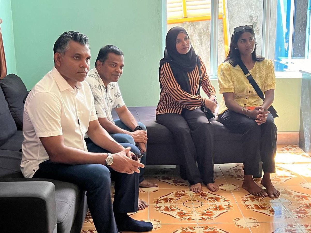 ކުރިއަށް އޮތް ލޯކަލް ކައުންސިލް އިންތިހާބާއި، އ.ތ މަސައްކަތްކުރާ ކޮމިޓީއަށް،  އެމްޑީޕީގެ ފަރާތުން ވާދަ ކުރާ  އައްޑު ސިޓީގެހިތަދޫ ދާއިރާތަކަށް ވާދަކުރާ ކެންޑިޑޭޓުންނާއި އެކު،މިއަދު ވަނީ ދޮރުން ދޮރަށް ހިނގާ ރައްޔިތުންނާއި ބައްދަކޮށްފައި. 

މިސަރުކާރާއި މެދު ރައްޔިތުބް ތިބީ ވަރަށް