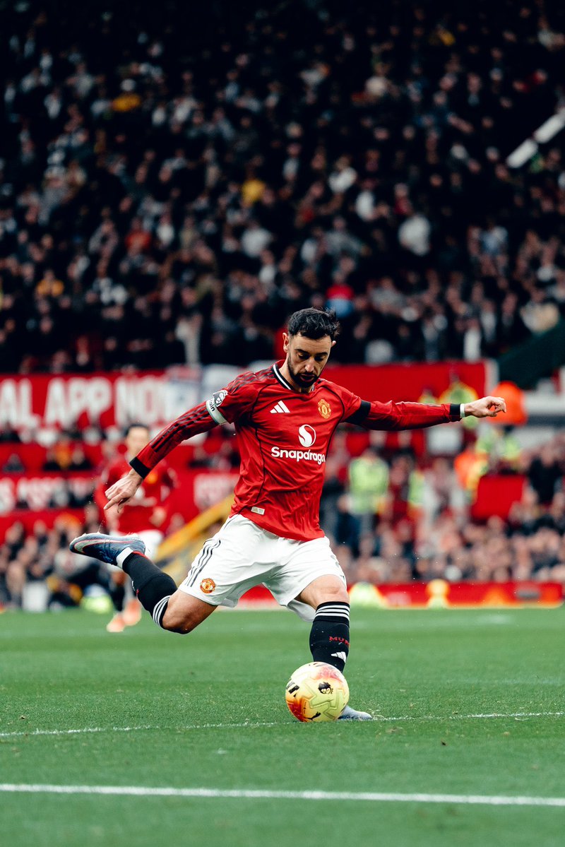 Bruno Fernandes’ game by numbers vs. Spurs:

85% pass accuracy 
83 touches 
15 carries 
8 shots
6 chances created 
6 crosses
3 ball recoveries 
3 progressive carries 
1 goal 

Skipper. 👏