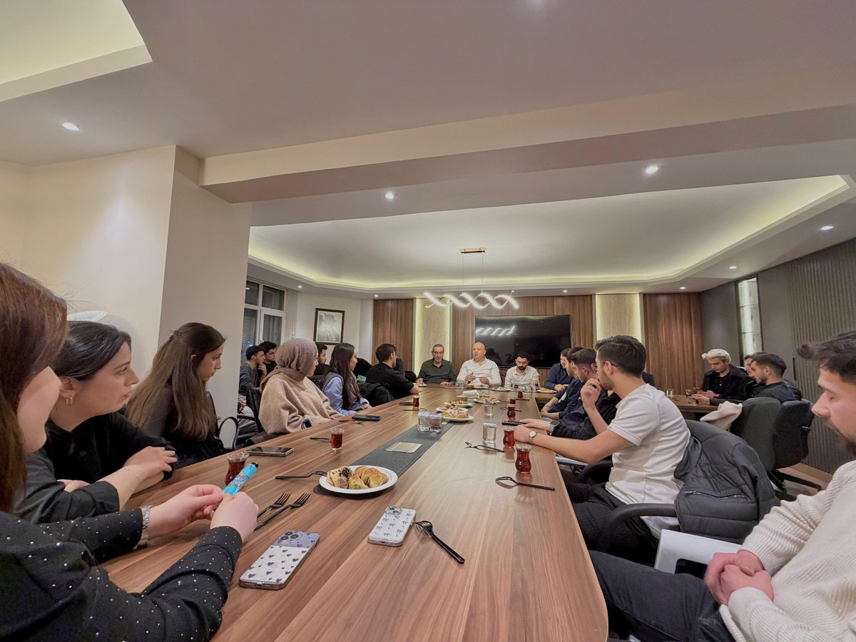 sebingenclikk's tweet photo. Değerli Şebingençlik Ailesi,
Bu akşam gençlik kolları yönetim kurulu olarak toplantı gerçekleştirdik. Toplantımızı güzelleştiren Hasan, Mehmet, Serkan Başkanlarımıza çok teşekkür ederiz. 
#Şebingençlik 
#Şebinkarahisar https://t.co/vzrSM9ILcc