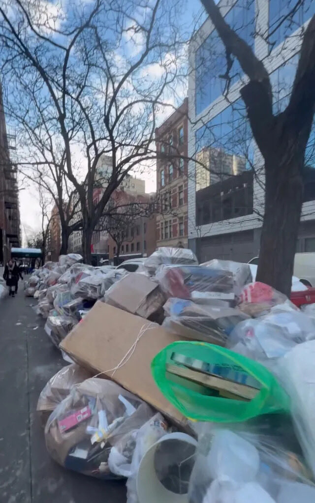 grammy620's tweet image. And the snow and garbage keeps piling up. 
How are you liking your communist Mayor, #NewYork❓
#Communism 

You got what you voted for! ⬇️‼️