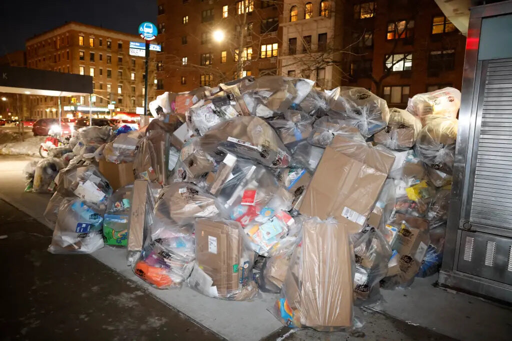 grammy620's tweet image. And the snow and garbage keeps piling up. 
How are you liking your communist Mayor, #NewYork❓
#Communism 

You got what you voted for! ⬇️‼️