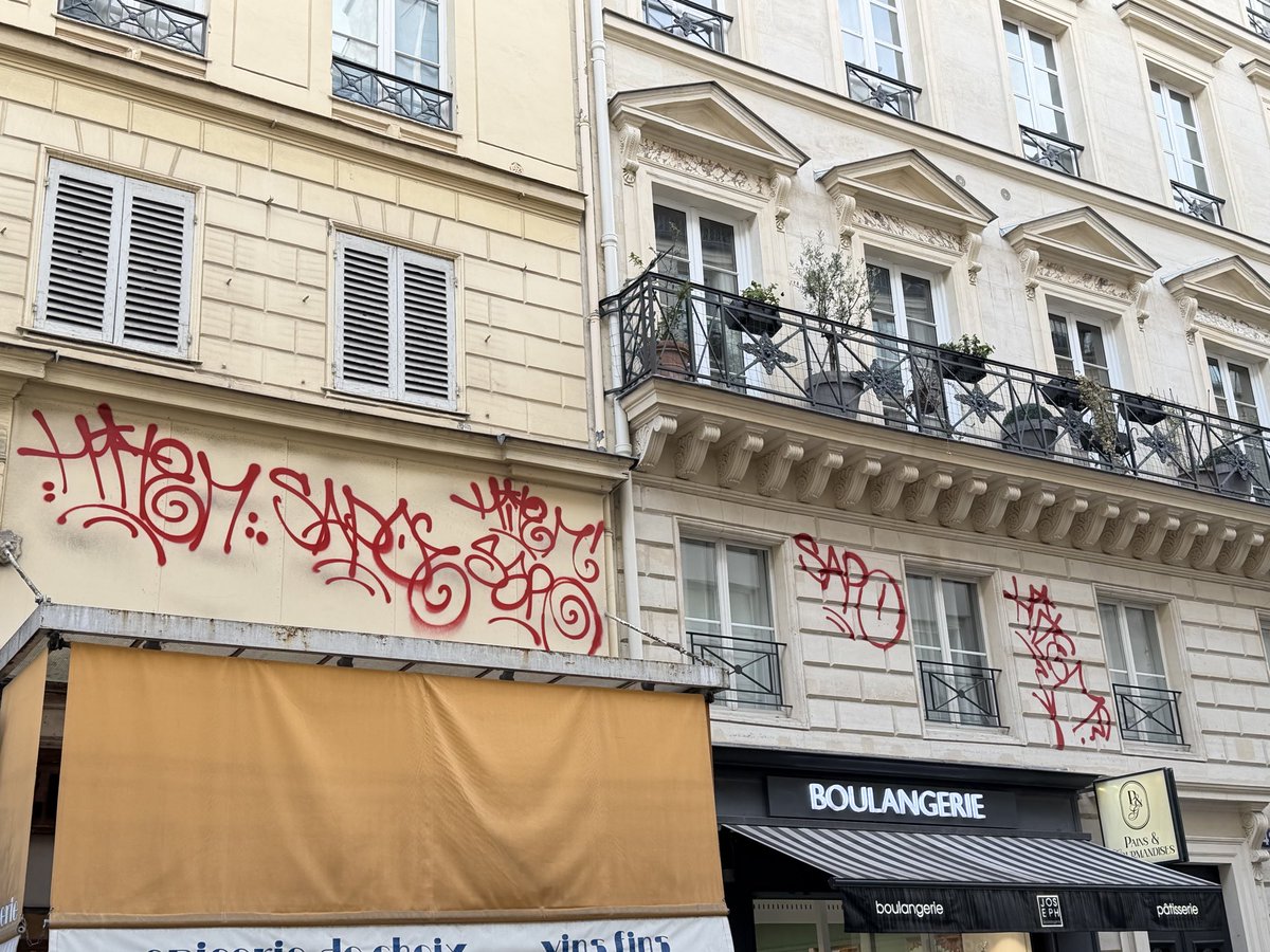 Les magnifiques façades parisiennes chaque jour un peu plus saccagées. La mairie de Paris n’aura rien fait pour stopper ce fléau. Pensez-y au moment de voter.