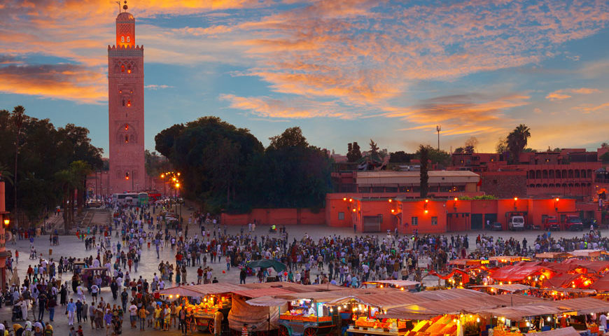 GeoCherifien's tweet photo. 🇲🇦#Marrakech, Jamaâ El Fna : avant le folklore, la place du pouvoir
XIIᵉ siècle Dynastie #Almohade
La place portait le nom de Rahbat al-Ksar.
C’était un espace de justice et de châtiments publics, situé au cœur du pouvoir impérial. Une scène politique à ciel ouvert.
XVIIᵉ siècle Dynastie #Saadienne puis #Alaouite
Elle devient la Place des Trépassés, un nom lourd de sens. On y lisait la mémoire d’un ordre politique fondé sur la force, la dissuasion et la souveraineté.
Aujourd’hui
#Jamaâ_El_Fna est devenue un symbole vivant de l’histoire marocaine, un théâtre populaire inscrit au patrimoine immatériel de l’humanité.
Elle est aussi le lieu touristique le plus fréquenté du pays, où le folklore masque parfois la profondeur historique d’un espace qui fut d’abord un centre de pouvoir du #Maroc .