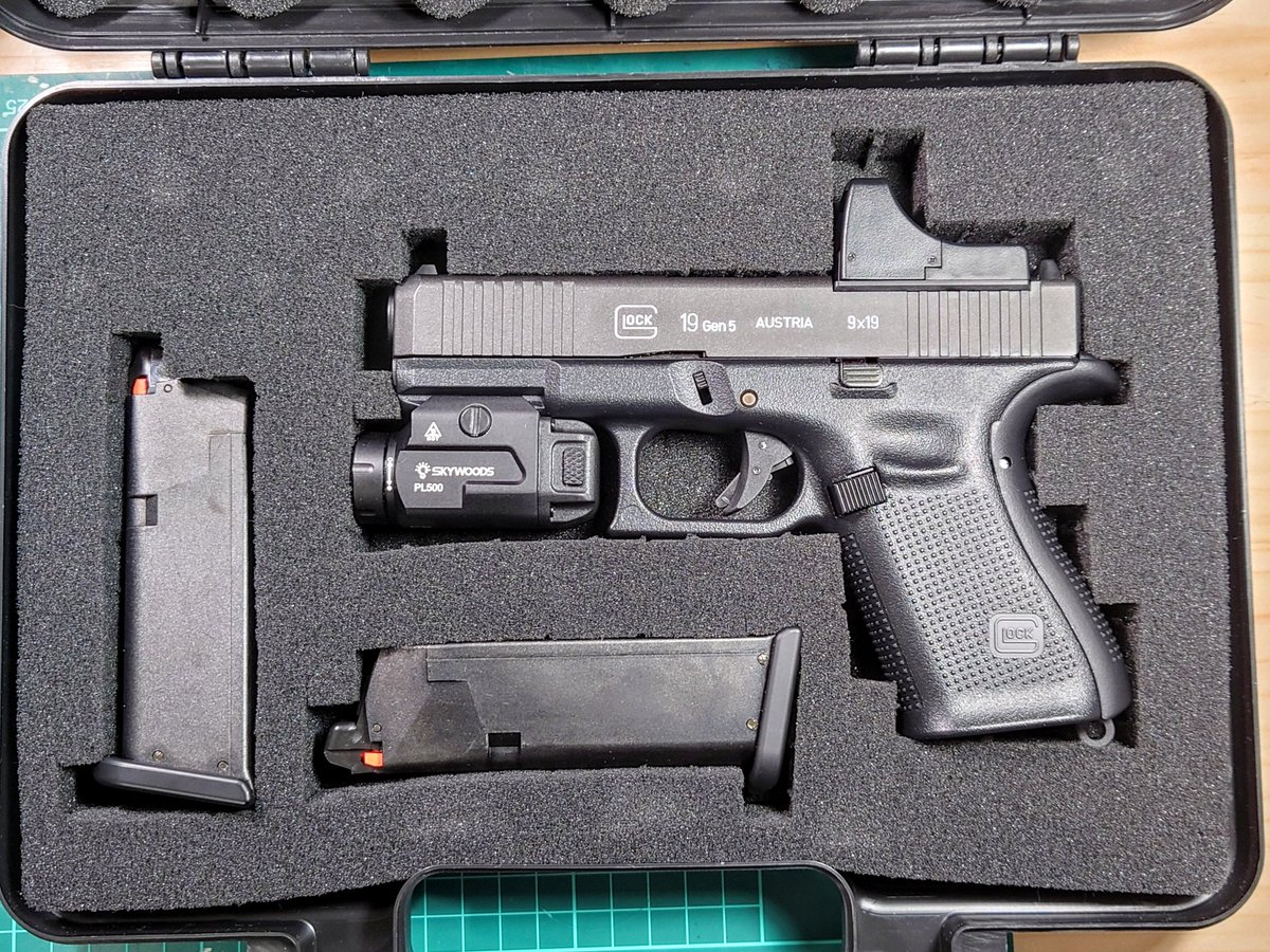 最近、エアハンドガンに ハマってまして(^_^;) オーストリアの名拳銃