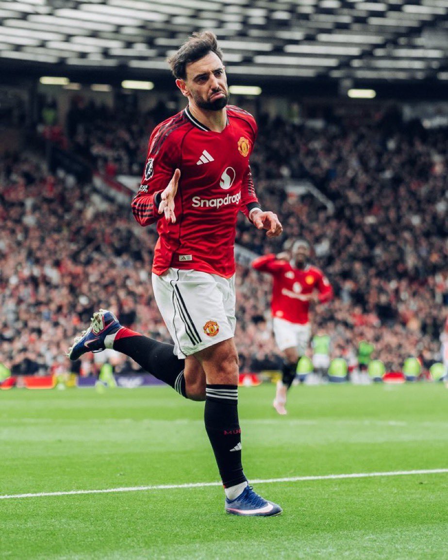 It took Bruno Fernandes just 314 games to reach 200 goal involvements in the Premier League. Only Wayne Rooney reached that landmark quicker for Manchester United.

Up there with the greats. 🙌