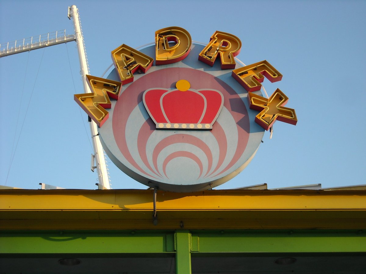 Mad Rex sign in 2003 vs. 2010, seven years apart. 
It hadn’t aged too badly, but it's clear time slowly leaves its mark.
What other comparisons would you like to see next?
#Jazzland #SixFlagsNewOrleans