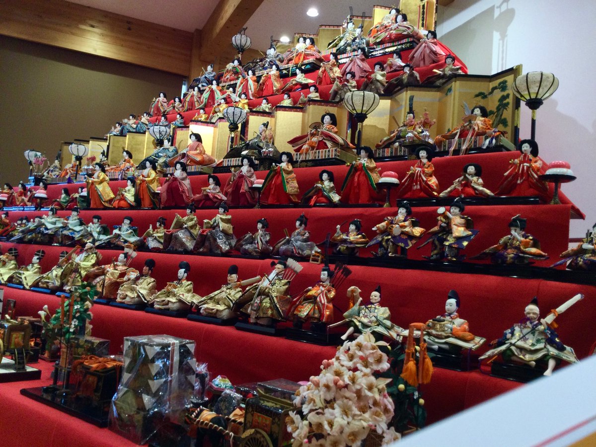 (*≧∀≦*)ﾉｼ＜氏家雛めぐりから帰宅したですよ〜。
詳しいレポは落ち着いてからになるけど、とても古くて珍しいお雛様や、超ゴージャスに飾ったお雛様があちこちに飾られていたですよ〜。
さくらテラスでお出迎えの、さくら姫様もとても可愛かったのですよ〜。