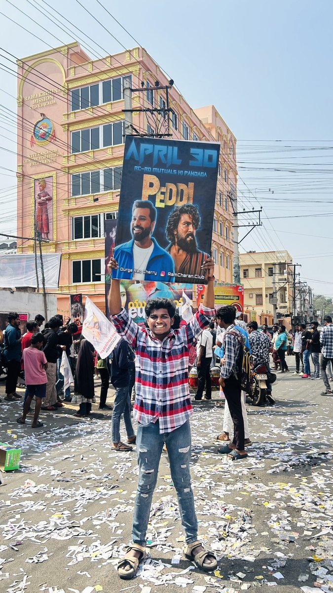 rohit45holicc's tweet photo. Mutual pic at Sailaja Theatre, Vijayawada 📍🔥

#RamCharan #RohitSharma #Orange4K #PeddiOnApril30 #PeddiMovie https://t.co/m0F5zfwbWO