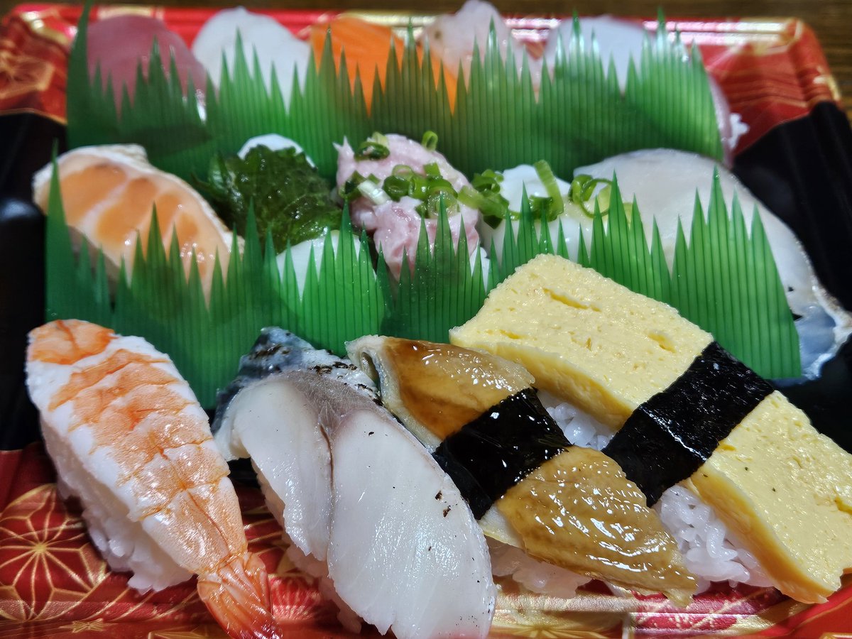 hiyokotti2's tweet photo. #PLANT3 さんで買ってきたお寿司🍣とピザ🍕で~す🤗
今日はいつもよりピザがお安くて2割引でした😆
温めるとチーズがビョーンとのびてなかなか美味しいピザです😋
帰り道は吹雪いてて視界悪かったです❄️
今日は穏やかな1日でしたが天気予報の通り夕方から❄️降ってきたね💦
積もりませんように‼️ https://t.co/KgAOpngxKm