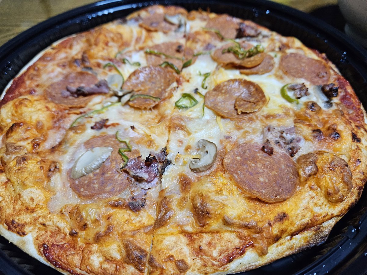 hiyokotti2's tweet photo. #PLANT3 さんで買ってきたお寿司🍣とピザ🍕で~す🤗
今日はいつもよりピザがお安くて2割引でした😆
温めるとチーズがビョーンとのびてなかなか美味しいピザです😋
帰り道は吹雪いてて視界悪かったです❄️
今日は穏やかな1日でしたが天気予報の通り夕方から❄️降ってきたね💦
積もりませんように‼️ https://t.co/KgAOpngxKm