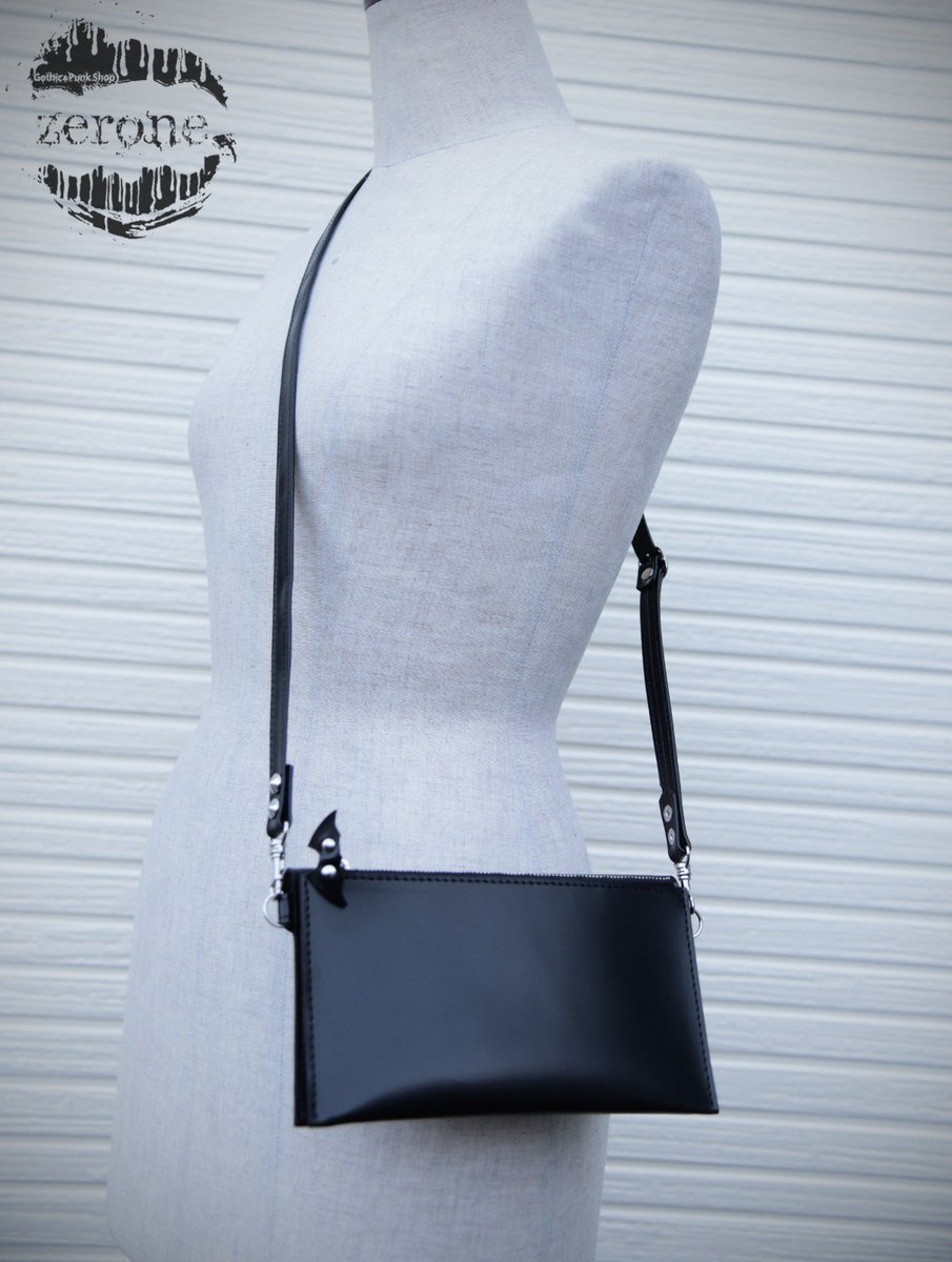 新色紫追加💜

明日の #ロマアラ にて販売致します🫶❤️
縫う前の画像です🙇

赤、青、黒、赤紫、青紫のラインナップです✨