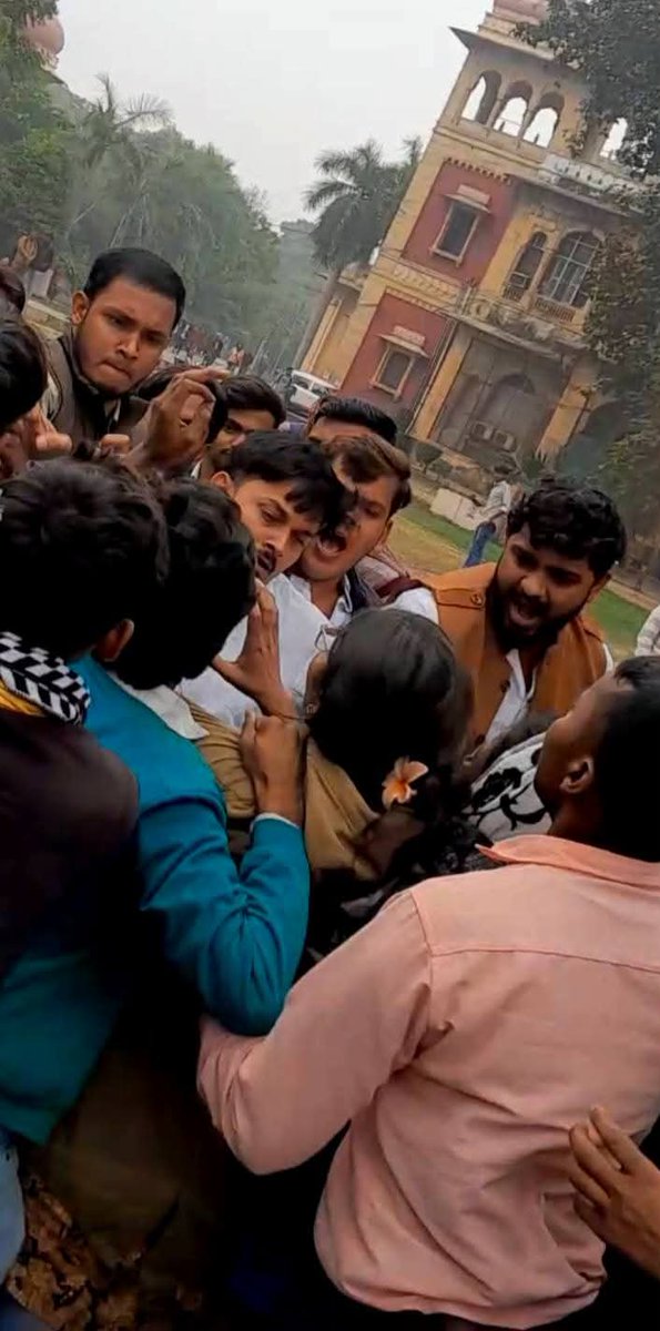 JoinDisha's tweet image. यूजीसी नियमावली, 2026 विषय पर परिचर्चा कर रहे दिशा छात्र संगठन के छात्रों पर संघी गुंडों का कायराना हमला!

@EduMinOfIndia @Uppolice @UPGovt @dgpup @ravish_journo @dpradhanbjp 
#UGCRegulations #ugcprotest #UGCAct