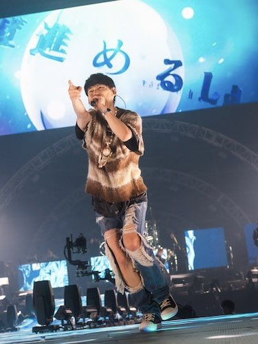 UVERworld_WEAR's tweet photo. 同じコーディネートしてる永瀬廉と比較すると、
「TAKUYA∞くん、ライブ前に車に轢かれたの？大丈夫？」って心配になるくらい全身ボロボロだな

https://t.co/JST3I9MywR https://t.co/bZYEu3RDP5