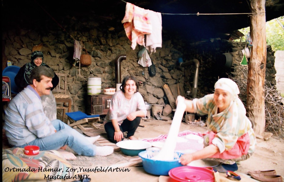 Ortmada (veranda) günlük yaşam; Esenyaka (Zor) Yusufeli / Artvin. 📸analog Canon AE1.