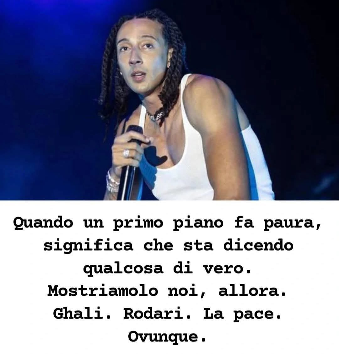 AntonellaNapoli's tweet photo. Se c’era ancora bisogno di una “prova” di quanto la #Rai sia ormai censura pura, eccola qua: #Olimpiadi, cerimonia di apertura, @GhaliFoh entra in scena per recitare una poesia, #Promemoria di Gianni Rodari. Una regia impietosa lo ignora, o quasi, sminuendone la performance. Eccolo il meraviglioso testo declamato da #Ghali in italiano, inglese e francese mentre intorno a lui danzavano decine di ventenni 🕊️
 “Ci sono cose da fare ogni giorno:
lavarsi, studiare, giocare
preparare la tavola,
a mezzogiorno.
Ci sono cose da fare di notte:
chiudere gli occhi, dormire,
avere sogni da sognare,
orecchie per non sentire.
Ci sono cose da non fare mai,
né di giorno né di notte
né per mare né per terra:
per esempio…
LA GUERRA”.