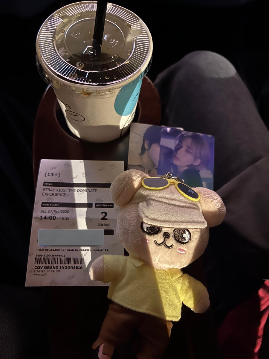 seukdz's tweet photo. sepanjang nonton tuh kayak “skz udah seartis itu ya” terharu bgt pas baru mulai movienya https://t.co/Bu2EejHeKx