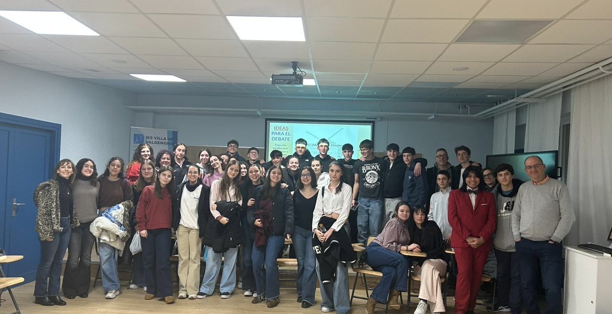 #somosvilla #crecemoscontigo 

Una gran tarde hablando de literatura a través del libro 📕 “El cuarto de atrás “ de Carmen Martín Gaite en el Club de Lectura 📖 de <a href="/VillaValdemoro/">IES Villa Valdemoro</a> .