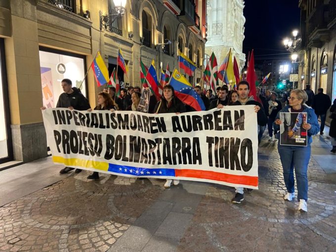 Manifestación en Bilbao para respaldar a Venezuela y exigir que liberen a Nicolás Maduro y Cilia Flores cubainformacion.tv/america-latina…