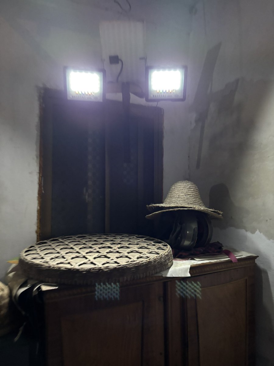 老丈人越来越抽象了，十一的时候他无意中买了个太阳能灯，然后觉得这玩意可太好了，于是这次回来发现家里变成了这个样子……简直可以办个装置艺术展收门票了