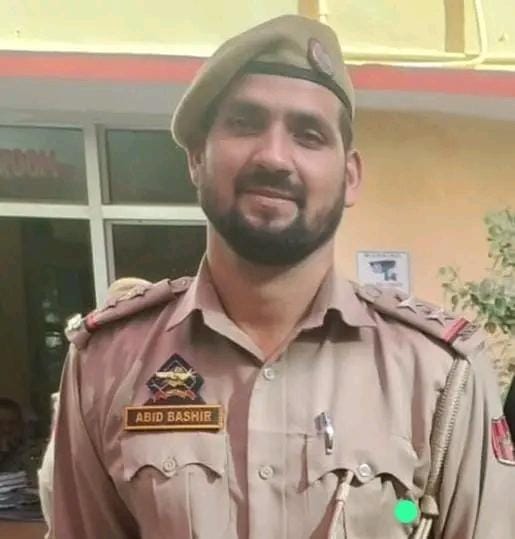 Indianwarrior34's tweet photo. #Kupwara #Tarathpora
Reportedly JKP PSI Abid Bashir posted at RS Pora Police Station and a native of Tarathpora Handwara (Kupwara), was found dead in his rented accommodation under mysterious circumstances.
More Details are Awaited https://t.co/KYRtYLJTGI