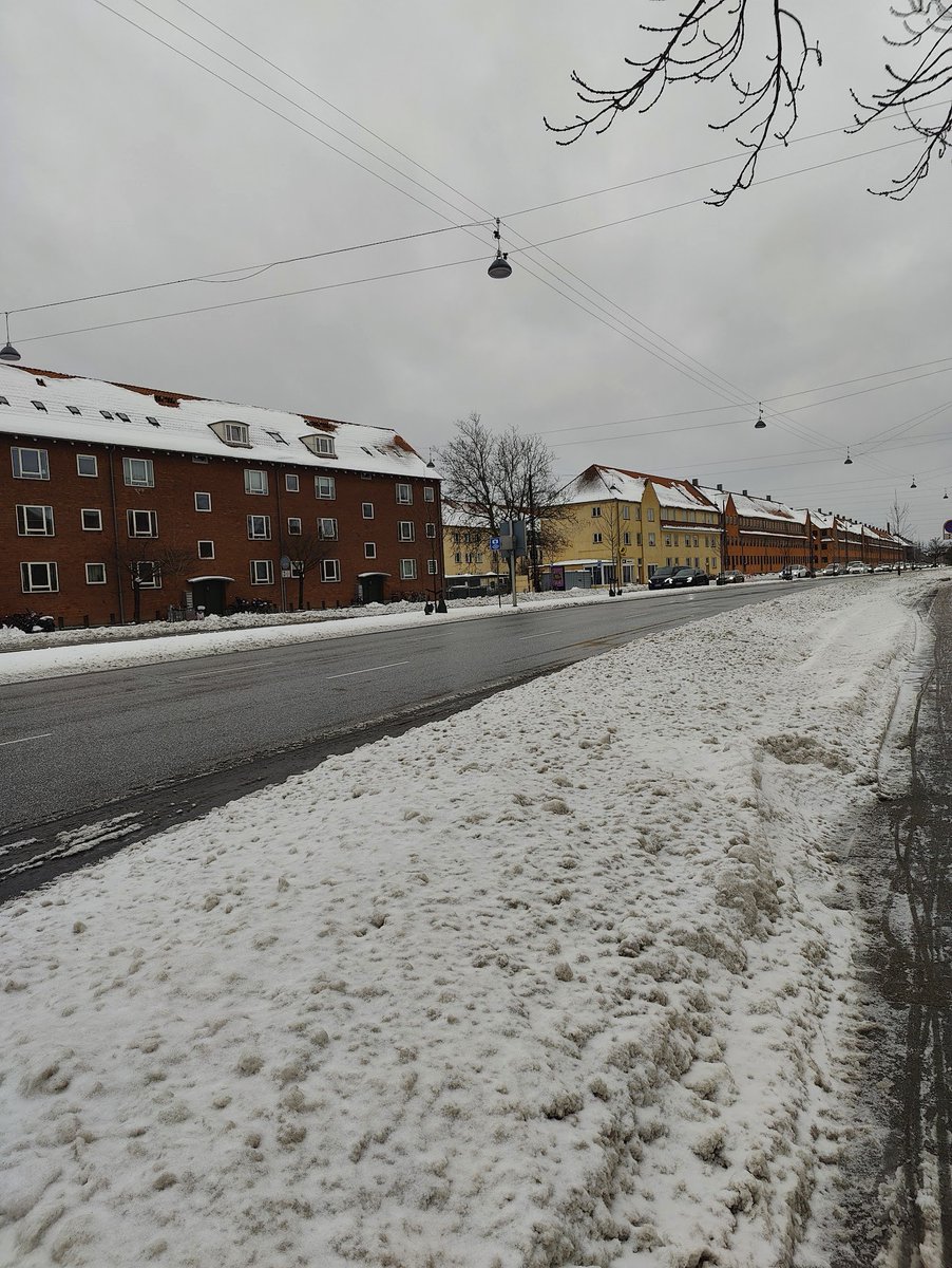 Cykelbyen København, hvor sneen fra tre baner til bilerne smides ind på cykelstien.