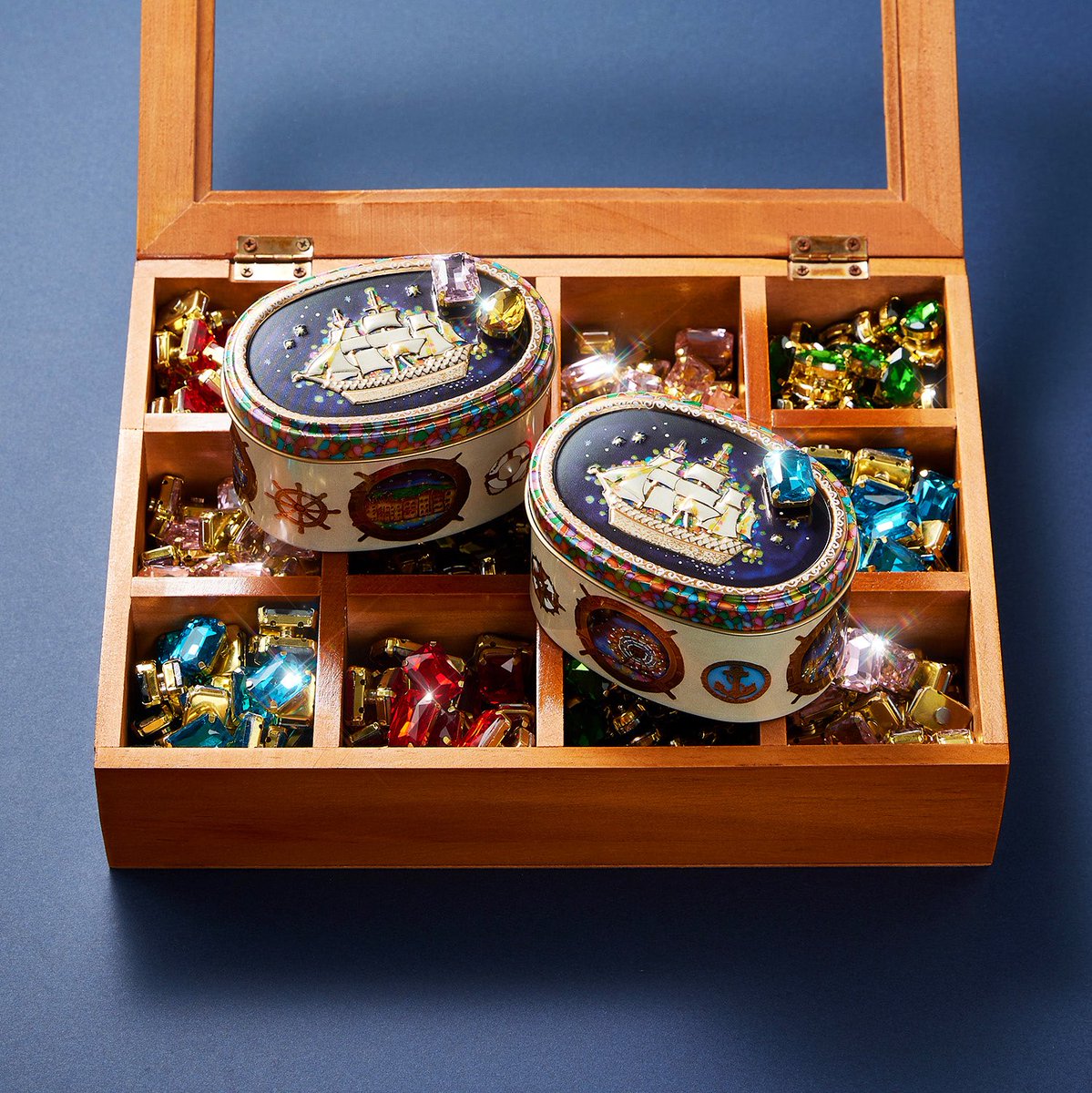 宝石みたいなマグネットが、缶の蓋の裏側に一粒付いてくる『横浜限定缶