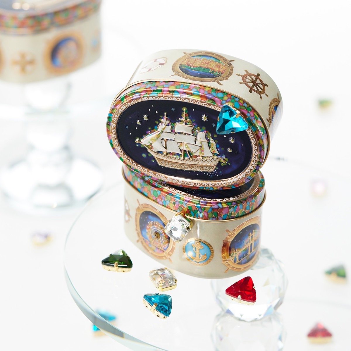 宝石みたいなマグネットが、缶の蓋の裏側に一粒付いてくる『横浜限定缶