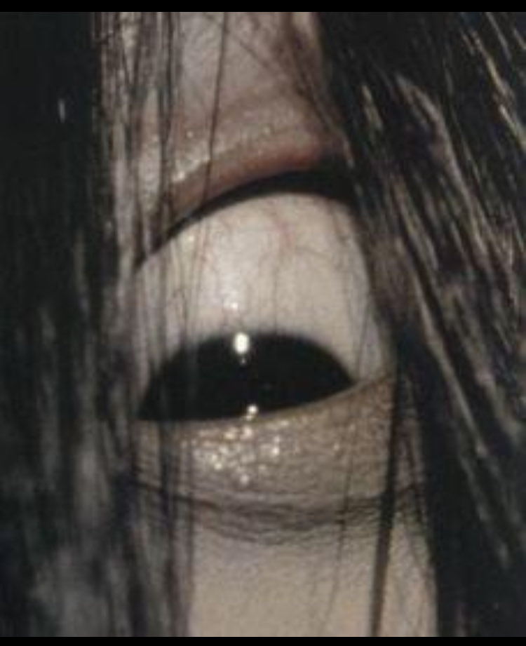 急な眠気に襲われてこんな目でパソコン画面睨んでる