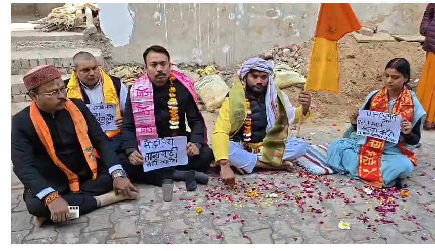 bstvlive's tweet image. हाथरस : पंकज धवरैय्या की UGC के विरोध में यात्रा

➡सनातन पदयात्रा पर प्रशासन ने लगाई रोक
➡यात्रा में पहुंचे अलंकार अग्निहोत्री को भी रोका
➡शुभारंभ स्थल शहीद पार्क पर लगाई गई फोर्स
➡अलंकार अग्निहोत्री, पंकज धवरैय्या रोके गए

#Hathras #UGCProtest #UttarPradesh @hathraspolice