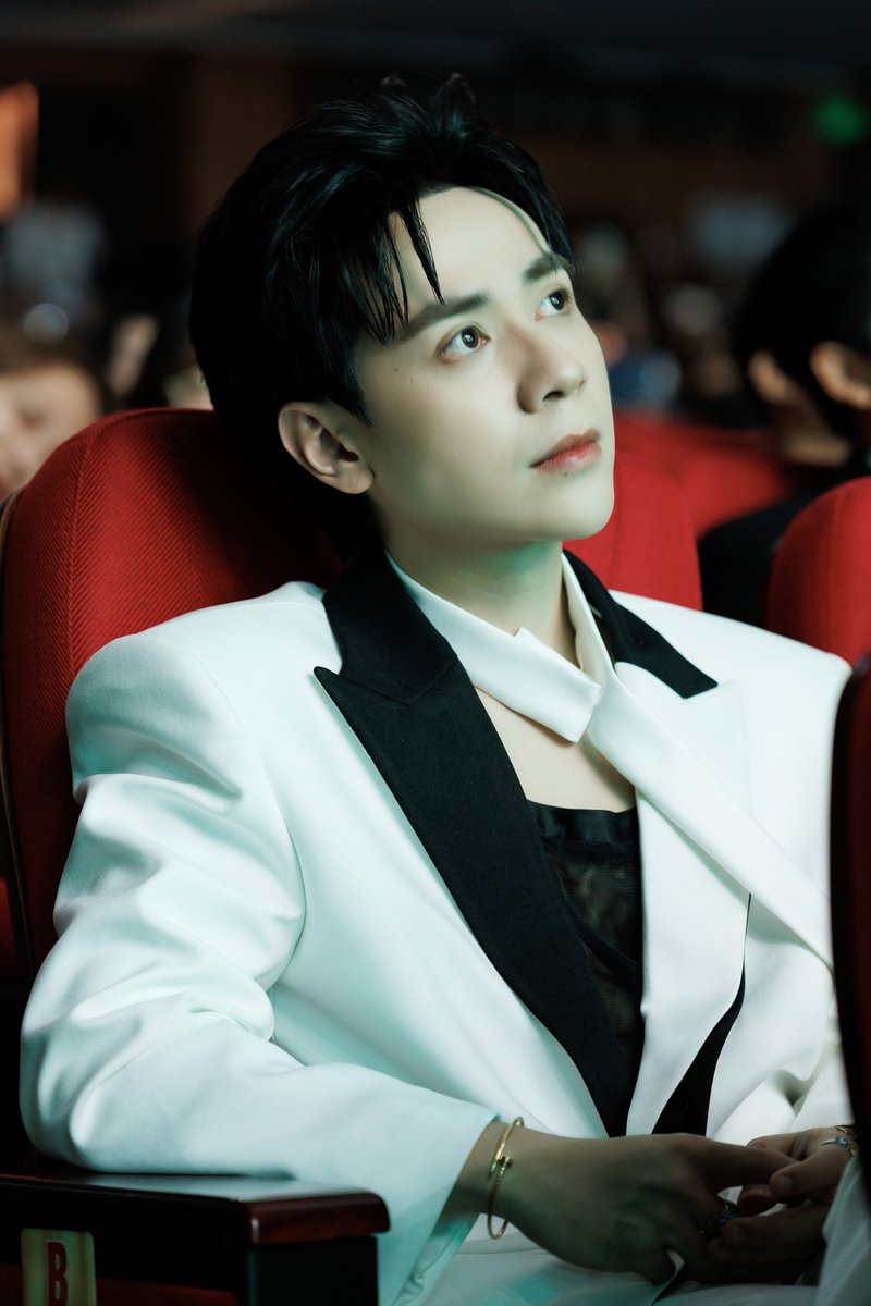 1mongquythien's tweet photo. 在舞台耀眼的灯光下，总裁坐在那里 ，身姿挺拔，气质冷漠如同初雪般。欢呼声从四面八方涌来，鼓声，吉他声震耳欲聋，然而他周围却仿佛有一道无形的屏障，将他与世间的喧嚣隔绝开来。

Cre: Làn Sóng Xanh
#QuangHungMasterD
#LanSongXanh2025 
#LanSongXanhMusicAwards2025 https://t.co/KBXYxfftwQ