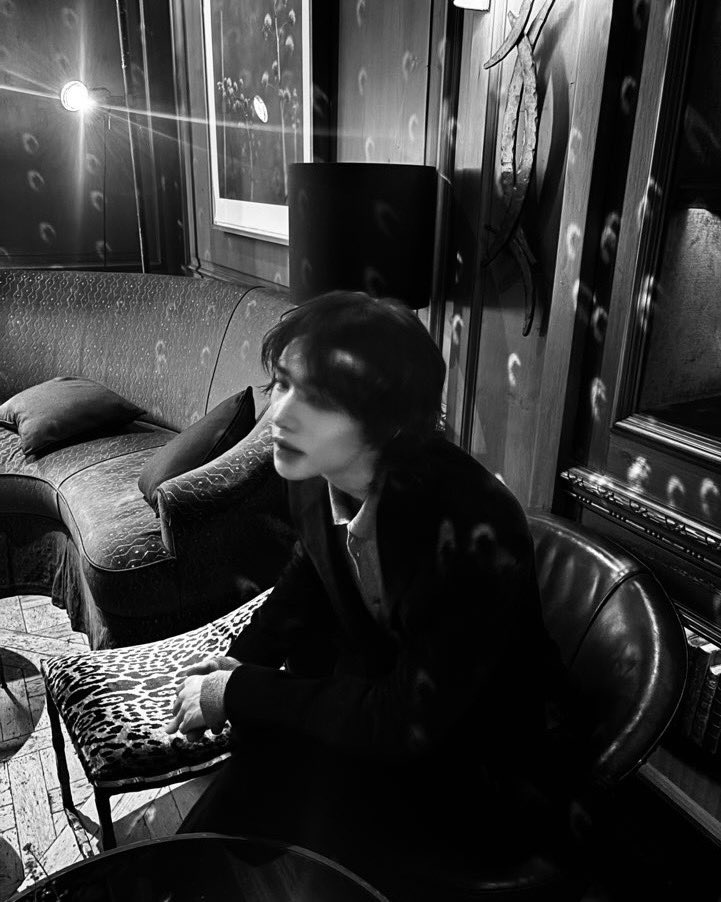 zinszrix's tweet image. 이럿케 생겨서
                                                      이런 그림 그리는 남자…