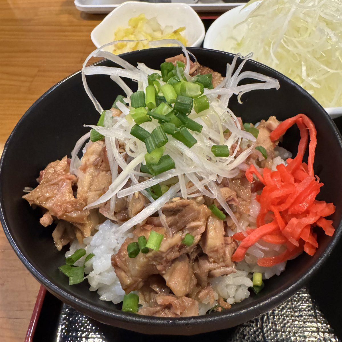 食堂 金楽@深谷

辛みそラーメンセット+白髪ねぎ

妻が飲み会なので後輩の店で1人ディナー🥰

久々の辛みそラーメン
割とあっさり目だけどコクを感じるピリ辛味噌に野菜の旨みが溶け込んだスープが堪らん🤤

深谷ねぎを使用した白髪ねぎは鉄板TP
この時期の深谷ねぎ最高👍

寒い夜に最高の一杯でした😋