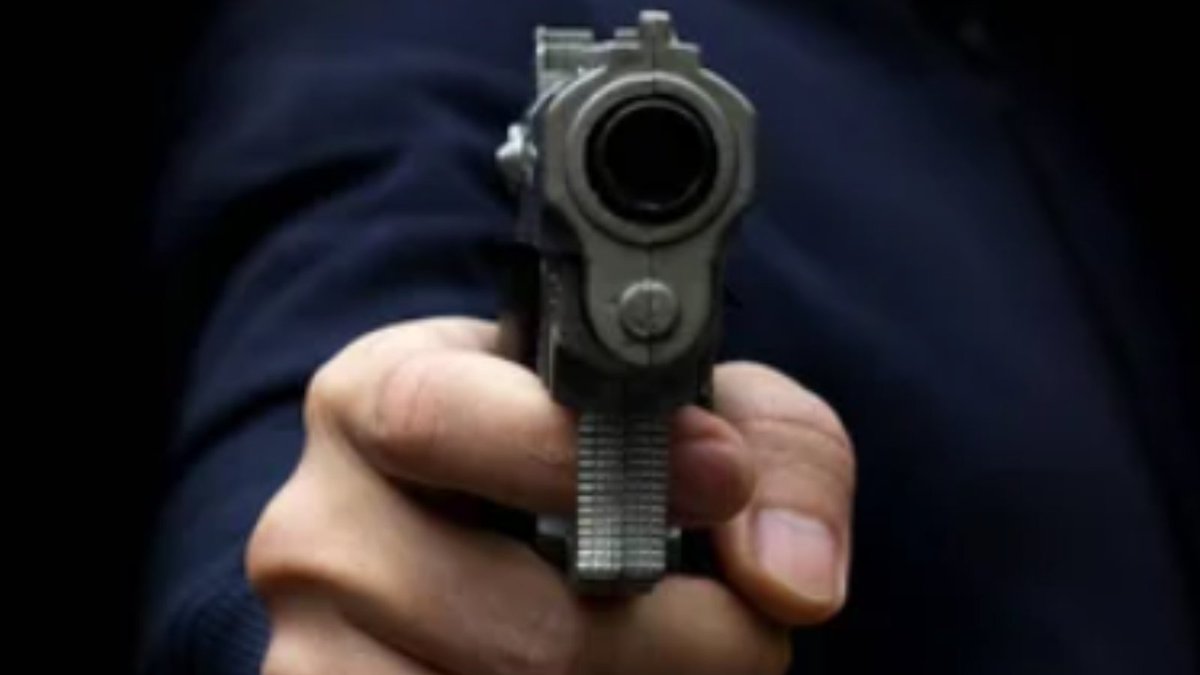 Mi amigo Jaime, que me encañona con una pistola nada más verme.
¡¿Qué estás haciendo?!, le grito.
A lo que Jaime responde: Sobrevivir.
Y a continuación aprieta el gatillo.

FIN
>