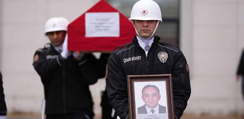 Ankara’da aracını muayeneye götüren polis memuru çalışanlar tarafından  dövülerek öldürdü!

Olaya bak😠