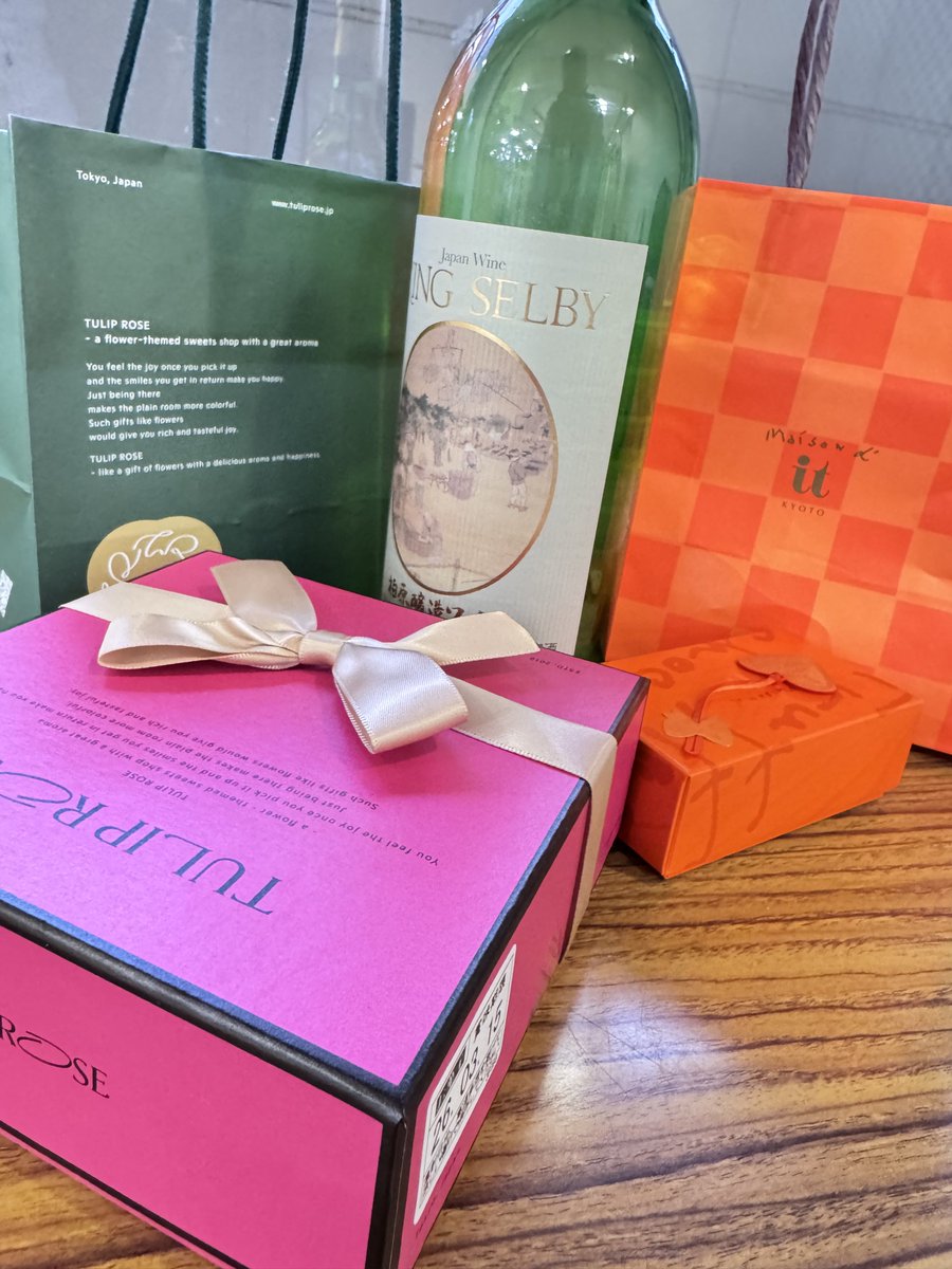 「 なんば展 」
初日が大盛況で終える事ができました。
お越し頂きましてありがとうございました😊

たくさんの差し入れも頂きました♪
美味しくいただきますね！

明日も朝の10時から開催です。
少し寒くなりそうですが会場は暖かく石を見て頂けますのでご来場くださいませ✨