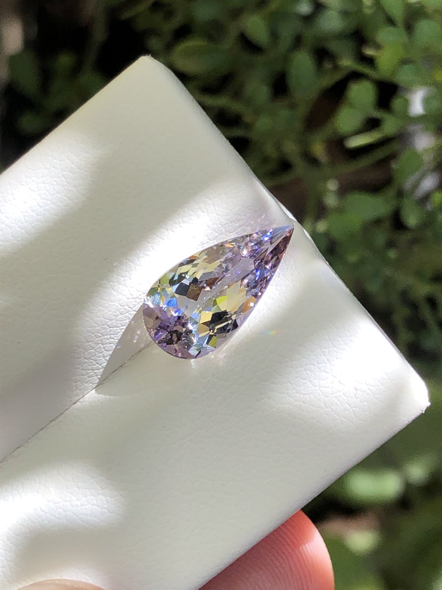 天然非加熱タンザナイト ロングペアカット ライトブルー、パープル