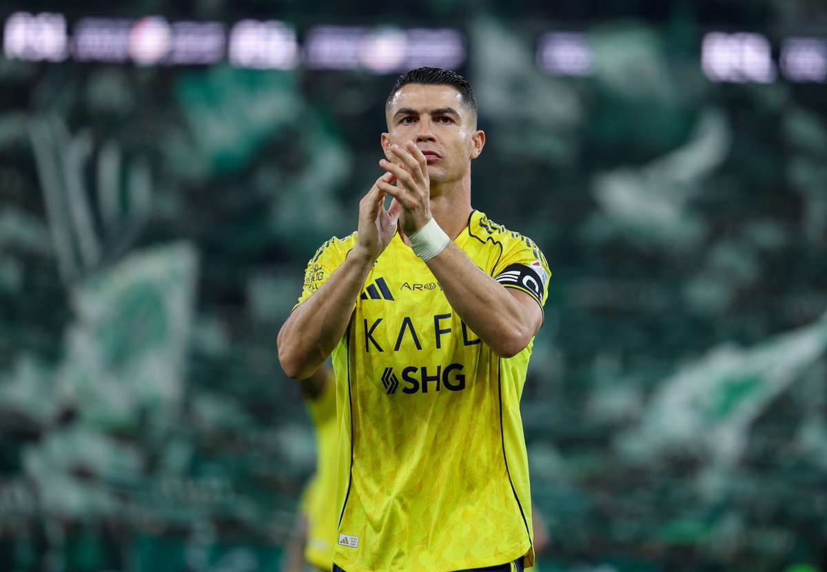 TalkingSporting's tweet photo. Cristiano Ronaldo has been linked with a return to Sporting amid a club dispute

The Al-Nassr skipper is under contract until 2027, but a £43M release clause opens this summer

Sporting could re-sign Ronaldo if funds raised, his £488k-per-day wages a concern

@theipaper https://t.co/N5WSvX141n