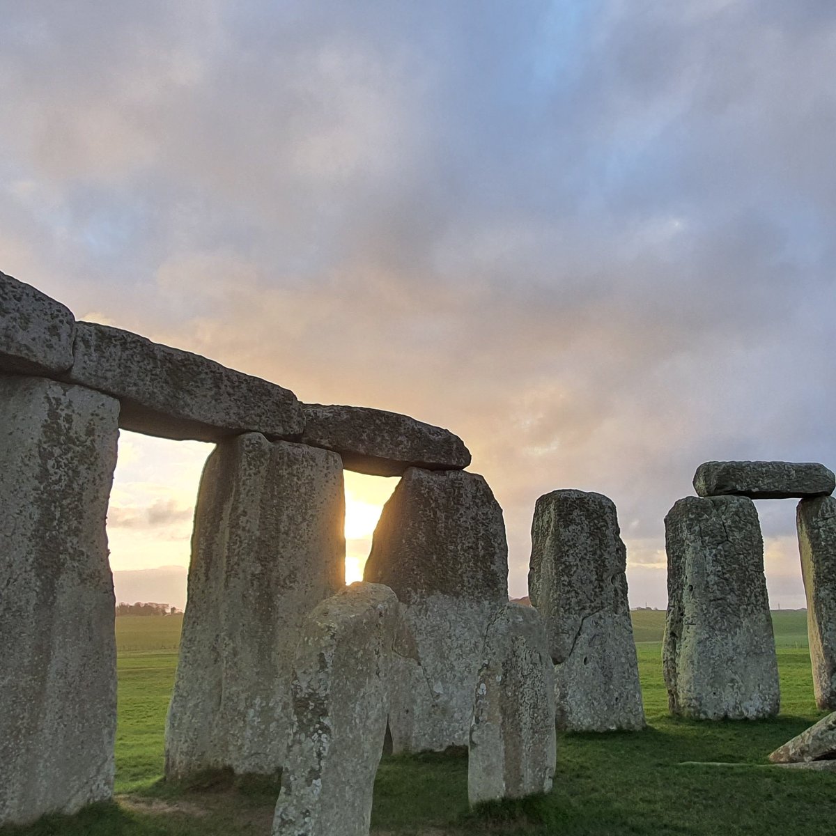 Sunrise at Stonehenge today (7th February) was at 7.34am, sunset is at 5.08pm 🌥