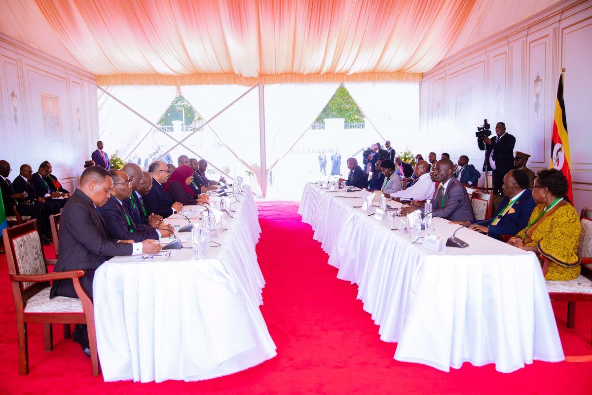 ikulumawasliano's tweet photo. Rais wa Jamhuri ya Muungano wa Tanzania, Mheshimiwa Dkt. Samia Suluhu Hassan akiongoza ujumbe wa Tanzania kwenye mazungumzo ya pamoja na Ujumbe wa Uganda uliongozwa na Rais wa Jamhuri ya Uganda Mhe. Yoweri Kaguta Museveni katika viwanja vya Ikulu Jijini Dar es Salaam tarehe 07 Februari, 2026. 
_____
#KaziNaUtuTunasongaMbele
#TabasamuLaUtu
#MaendeleoEndelevu