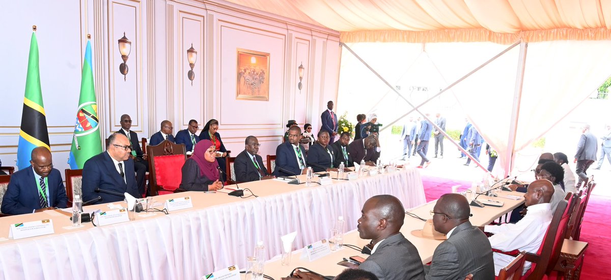 ikulumawasliano's tweet photo. Rais wa Jamhuri ya Muungano wa Tanzania, Mheshimiwa Dkt. Samia Suluhu Hassan akiongoza ujumbe wa Tanzania kwenye mazungumzo ya pamoja na Ujumbe wa Uganda uliongozwa na Rais wa Jamhuri ya Uganda Mhe. Yoweri Kaguta Museveni katika viwanja vya Ikulu Jijini Dar es Salaam tarehe 07 Februari, 2026. 
_____
#KaziNaUtuTunasongaMbele
#TabasamuLaUtu
#MaendeleoEndelevu
