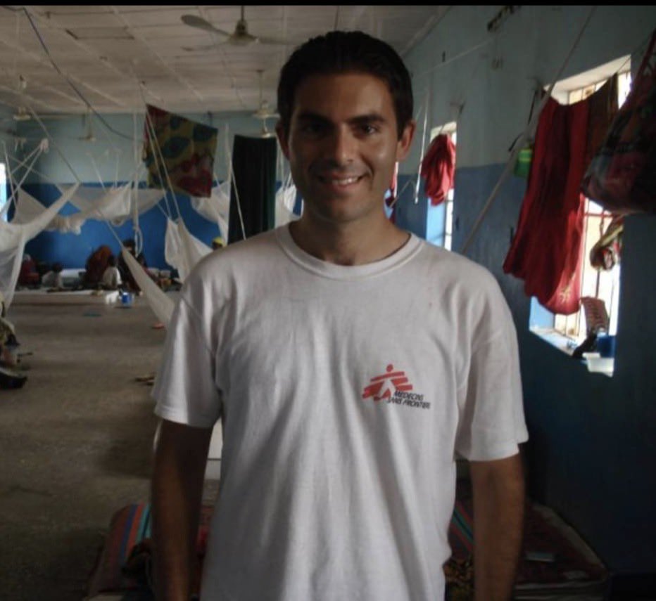DrNeilStone's tweet image. Here's me in the famous @MSF Doctors Without Borders T shirt, back in 2010

I proudly worked for them 

They haven't posted a single word on the disappearance of Iranian doctors who helped injured protestors 

I will never work with them or donate to them again
