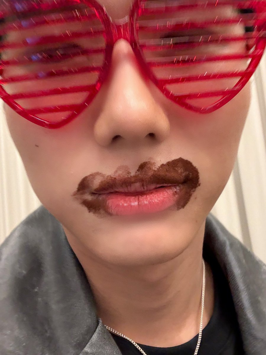 와중에 아랫입술만 손가락으로 쓸어서 깔끔한거 왤케 웃기지ㅋㅎㅋㅎㅋㅎㅋ